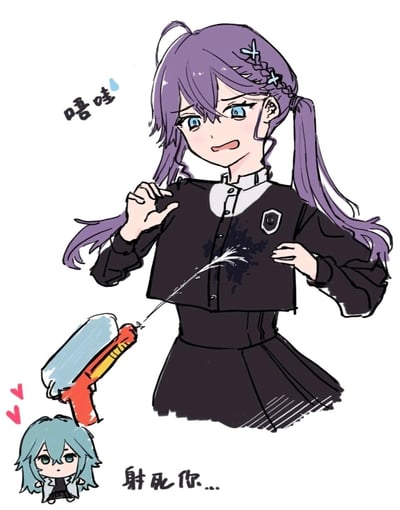 一幅卡通风格插画，描绘了一个紫色头发的女孩穿着黑色校服，表情惊讶，左肩处有水滴飞溅，旁边配有文字'唔哇'。她的下方有一个蓝色头发的小女孩，手持红色水枪正在向她喷水，旁边配有文字'射死你...'，旁边还有两个红色爱心图案。整个画面展现了一个调皮有趣的场景。