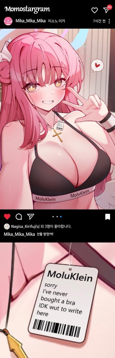 这是一张模拟社交媒体平台Momostagram的帖子截图，主角是一位有着粉色长发的动漫风格少女。她穿着黑色的MoluKlein比基尼，胸前佩戴十字架项链，正对着镜头比出和平手势，脸颊泛红，表情害羞又带点俏皮。比基尼的标签上写着幽默的英文文字：'MoluKlein sorry I've never bought a bra IDK wut to write here'（抱歉，我从没买过胸罩，不知道该写啥）。帖子发布者为用户'Mika_Mika_Mika'，下方有一条来自'Nagisa_Kirifuji'的评论：'Mika_Mika_Mika님 너무 멋져요!'（Mika_Mika_Mika，你太酷了！）。