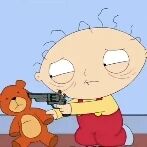 图片中是动画《恶搞之家》的角色Stewie Griffin，他穿着黄色上衣和红色背带裤，标志性的卷发发型，正用一把玩具枪指向旁边的棕色泰迪熊。Stewie的表情显得冷漠而平静，与持枪的动作形成荒诞的对比，整体场景带有黑色幽默的风格。