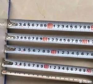 这张图展示了五把刻度设置十分离谱的卷尺，本该处于标准位置的数字10，在每把卷尺上的标注位置都截然不同：有的紧跟在9之后，有的直接放在1的前方，有的在8之后，有的夹在9和1之间，还有的位置更加靠前。这种完全不符合常规测量工具逻辑的刻度设计，形成了荒诞搞笑的效果，用来吐槽这类不合格、不走寻常路的奇葩测量工具。