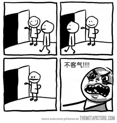 这是一幅四格连环漫画，采用黑白简笔+暴走漫画的混合风格绘制。第一格：面带微笑的简笔小人站在打开的门边，做出请人通行的手势，另一个面无表情的小人正从他面前走过；第二格：微笑小人保持开门的姿势，面无表情的小人继续向前走，未对开门行为做出任何回应；第三格：原本微笑的小人脸色变得阴沉，眉头紧皱、嘴角下撇，依旧保持扶门的动作；第四格：画风突变，转为夸张的暴走漫画脸，配文“不客气!!!!”，用极端夸张的方式，表现出小人因为付出善意却未得到对方的感谢回应，而产生的强烈愤怒情绪，精准吐槽了生活中善意未被回应的不爽瞬间。
