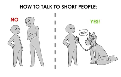 这是一张左右对比的幽默漫画，标题为"HOW TO TALK TO SHORT PEOPLE:"。左侧标有红色"NO"，显示一个高个子人物站着与矮个子人物交谈；右侧标有绿色"YES!"，显示高个子人物跪下与矮个子人物保持平视交谈。通过夸张的对比，幽默地展示了与矮个子交谈时保持平等视线的重要性。