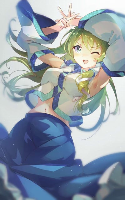 这是一幅《东方Project》的同人原创插画，图中角色为东风谷早苗：她有着渐变青绿色的长发，一缕头发编成麻花辫，身穿带有蓝绿装饰的露脐上衣与蓝色下装，对着镜头俏皮地单眼眨眼，双手在头顶比出双V的手势，身体微微倾斜，长发随动作飘动，画风清新柔和，整体氛围元气满满，十分治愈可爱。