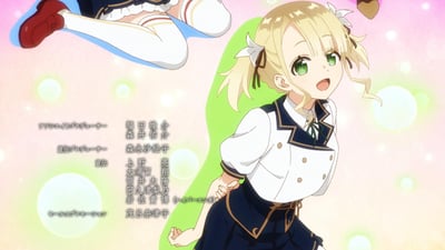 这是一张原创TV动画《突击莉莉 Bouquet》的片尾截图，画面右侧是扎着浅金色双马尾、有着明亮绿眼睛的少女白井梦结，她身着带有深蓝色镶边与金色装饰的白色制服上衣，搭配深蓝色下装，脸上露出惊喜兴奋的神情，嘴巴张开，身体呈现出轻盈跃起的姿态；画面左上角露出另一位角色穿着白袜红鞋的腿部，背景是粉绿渐变的梦幻底色，点缀着柔和的圆形光斑。画面左侧排布着日文的制作人员名单，涵盖助理制作人、宣传制作人、宣传、销售推广等职位的相关工作人员姓名。