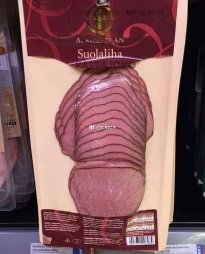 这张图片展示了超市货架上的一款名为"Suolaliha"的肉片包装。包装上部为红色背景，印有金色的"A. KORPELAN"品牌标识和产品名称。包装内的肉片被整齐地叠放成波浪形，从特定角度看，肉片的排列方式意外地形成了类似人脸的视觉效果，有明显的"头发"、"额头"和"下巴"轮廓，给人一种有趣的视觉错觉。