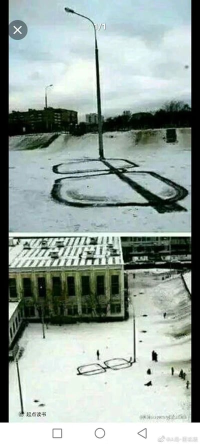 这是一张由上下两张图拼接而成的视觉错位趣味图，展现了冬日雪地场景里的创意视觉效果。上图是平视视角下的雪地，一根弯曲的路灯杆立在雪地中，它的影子与雪地上被清理出的环形痕迹，共同组成了类似眼镜的轮廓；下图是从高处俯视同一场景，此时路灯杆和地面的痕迹结合在一起，视觉上仿佛这根路灯“佩戴”了一副眼镜，利用拍摄角度的差异制造出有趣的视觉错觉。图中还能看到冬日的城市建筑、其他路灯，下方图里有几个行人在雪地活动，画面带有相关平台水印。