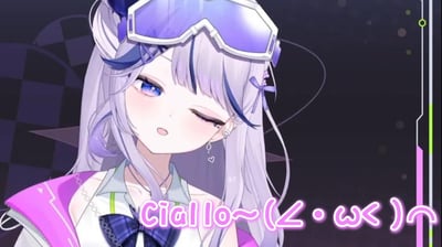 图中是《千恋*万花》的卡通女性角色，她留着浅紫带蓝挑染的长发，头戴护目镜，单眼wink，神态软萌，下方配有粉色的二次元问候语「Ciallo～(∠・ω< )⌒★」。
该用语源自柚子社《魔女的夜宴》中因幡巡的口头禅，是意大利语"Ciao"与英语"Hello"的合成词，后来还因和江西方言「吃了」谐音实现二次出圈，成为泛二次元社群的常用问候暗号。