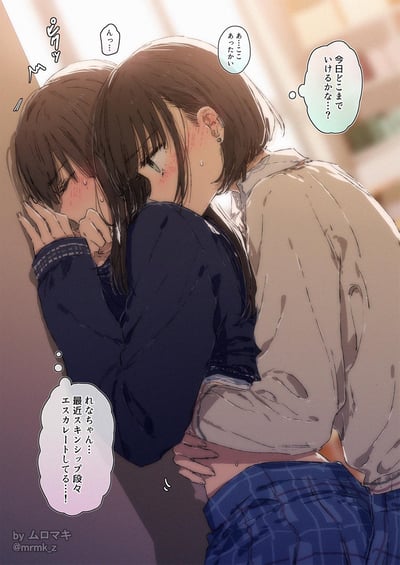 这是一幅百合向原创插画，画面中两位短发少女亲密依偎：穿着米白色上衣的玲奈将另一位穿深蓝色上衣的少女拥入怀中，两人脸颊通红，满脸羞涩。玲奈内心带着期待，想着「今天能进展到哪一步呢…？」，还觉得怀里的位置很温暖；被抱着的少女则内心吐槽「玲奈酱…最近肢体接触逐渐升级了…！」，害羞地用手捂住脸。整体画面光影柔和，充满了青涩暧昧的少女间的亲密氛围，没有双关或谐音梗，纯粹展现了百合少女的细腻情愫。