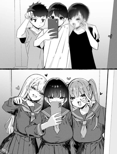 这是一张上下对比结构的黑白日式漫画，上半部分展示三名短发少年在镜子前自拍：最左侧少年皱着眉抬手指向镜头，中间少年举着手机进行拍摄，最右侧少年比出剪刀手贴在脸旁，三人都穿着日常短袖T恤。下半部分为对应的相同站位、相同姿势的三名女高中生，都穿着水手服校服，神态变得娇俏可爱，周围还有爱心符号点缀，三人动作与上半部分的少年完全对应，通过男女性别反差制造趣味效果。