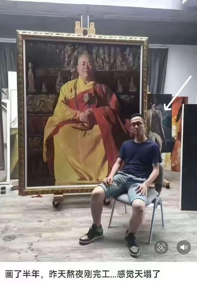 在画室中，一位戴眼镜的男画家坐在自己耗时半年、刚熬夜完工的大型高僧肖像画前，看起来十分无奈。而他身后的背景画里的人物，坐姿和他本人的姿势几乎完全重合，形成了尴尬又搞笑的巧合。底部配文“画了半年，昨天熬夜刚完工...感觉天塌了”，精准表达了画家此刻崩溃又无奈的心情。