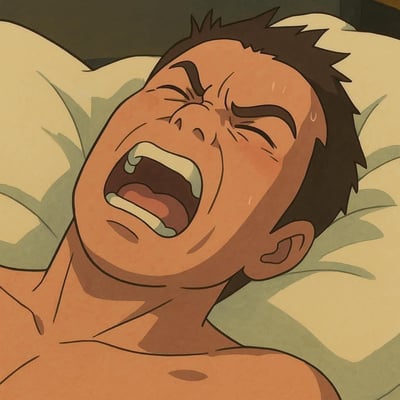 一张动画风格的图片，展示了一个男人极度痛苦的表情。他有着黑色短发，躺在床上，眼睛紧闭，眉头紧锁，嘴巴大张，似乎在大声尖叫。他的面部肌肉紧绷，脸上有汗珠，显示出他正经历强烈的情绪或身体上的痛苦。背景中可以看到枕头，表明他可能在床上。