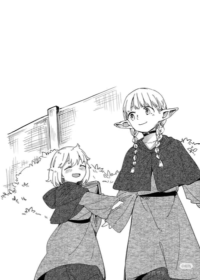 黑白漫画风格插画，描绘了两个精灵少女的温馨互动场景。画面中，短发精灵少女面带灿烂笑容，双手捧着书本并拉住了另一位精灵少女的衣袖，显得活泼开朗。高个精灵少女留着双马尾，有着明显的尖耳朵特征，正低头温柔地注视着对方，表情亲切自然。背景中有简单勾勒的栅栏和植物，整体氛围轻松治愈，展现了角色间友好亲密的关系。