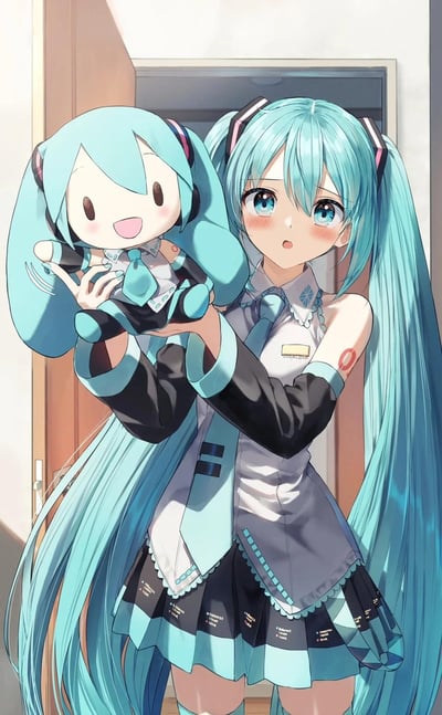 画面中是经典虚拟歌手初音未来，她身着标志性的公式服，留着水蓝色长双马尾，双手举着一个Q版的自己的毛绒玩偶，脸上带着惊讶又害羞的神情，仿佛兴奋地向观看者展示自己的小分身，整体氛围温馨可爱，充满粉丝向的治愈感。