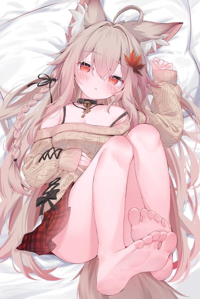 图中是一位动漫风格的狐狸耳少女，她有着浅粉色的长发，其中一侧编成了麻花辫，头上戴着一片枫叶发饰。少女有着红色的眼睛，脸上带着害羞的红晕，正躺在床上，上半身穿着一件米色的毛衣，下半身搭配红色格子裙，一只手撑着头，双腿弯曲，姿态放松。背景是白色的枕头，整体画面呈现出温馨可爱的氛围。