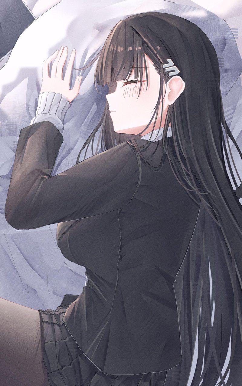 原创黑发少女（左）