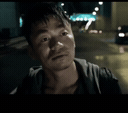 动态图展示一名男子在夜晚街道背景下，神情严肃地说出“既分高下”，随后重复强调“也决生死！”，整体氛围紧张决绝，似处于激烈对峙或决心表态的场景。