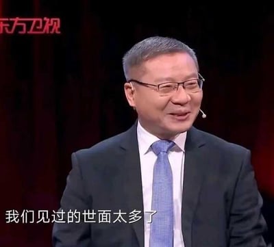 这是东方卫视节目中的张维为发言截图，他身着西装领带、佩戴眼镜，面带微笑侧头，画面左上角有“东方卫视”标识，下方配文“我们见过的世面太多了”。这张图常被网友用来表达见多识广、对各类状况习以为常的态度，传递出从容淡定的气场，在网络中用于回应新奇事件或调侃见多不怪的场景。