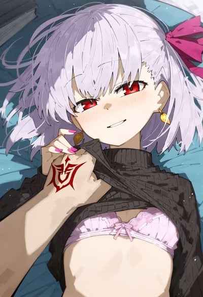这是一张AI绘制的《Fate/stay night》角色间桐樱的同人图，图中间桐樱浅紫短发搭配玫红色发带，红瞳带着暧昧的笑意躺在床上，一只带有Fate系列标志性令咒的手将她的黑色高领毛衣拉起，露出粉色蕾丝内衣，整体画面氛围魅惑暧昧，属于ACGN领域的二次衍生创作，无谐音梗或双关内容。