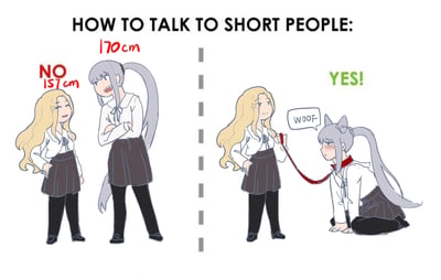 这是一张左右分栏的卡通搞笑梗图，标题为“HOW TO TALK TO SHORT PEOPLE:”，用夸张的反差玩梗调侃身高差互动：
- 左侧【错误示范】：身高170cm的银发高个子女生叉着胳膊，以居高临下的姿态站在157cm的金发矮个子女生面前；
- 右侧【正确示范】：银发女生戴上狗耳项圈，四肢着地学狗叫（WOOF），被金发女生用牵引绳牵着，用荒诞的方式反讽“迁就矮个子”的话题，制造搞笑效果。