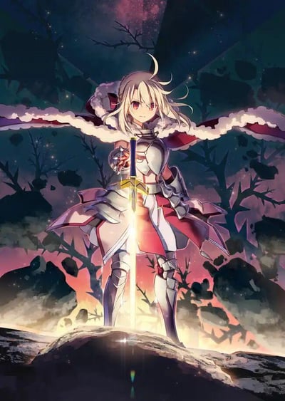 这是一张动漫插画，画面主体是《Fate/kaleid liner 魔法少女☆伊莉雅》中的伊莉雅斯菲尔·冯·爱因兹贝伦，她身着模仿Saber阿尔托莉雅的银白色铠甲，外搭带有白色毛绒领的酒红色披风，披风在身后随风展开。伊莉雅双手握持着散发着淡金色光芒的圣剑，将剑尖拄在身前的深色岩石上，眼神坚定锐利，站姿挺拔。她脚下是布满碎石的地面，背景是暗沉的枯树林与泛着红橙色火光的夜空，整体场景营造出一种肃穆的战斗氛围，传递出角色强大的气场与战斗的决心。