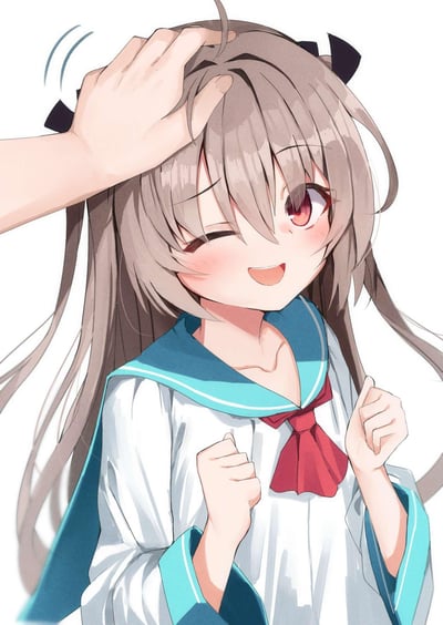 这是一张二次元同人插画，描绘了视觉小说《ATRI -My Dear Moments-》的女主角亚托莉被摸头的场景。亚托莉身着水手服，单眼俏皮眨动，另一只眼带着温柔笑意，脸颊泛起红晕，双手攥在胸前，看起来既害羞又开心，画面整体风格软萌治愈，传递出满满的幸福感，没有包含双关、谐音梗或暗示内容。