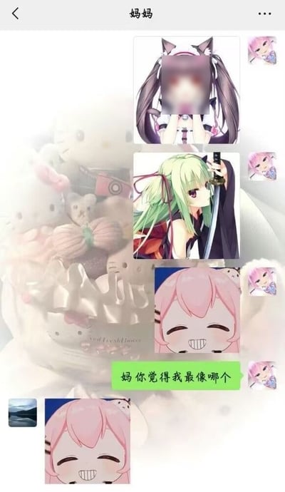 该图是微信聊天界面截图，聊天对象备注为「妈妈」。子女一方先后发送了三张二次元女性角色图片，依次为双马尾猫耳形象、绿发持武士刀形象、粉发露齿笑形象，随后发送绿色气泡消息询问妈妈「妈你觉得我最像哪个」，妈妈回复的内容为第三张粉发露齿笑的同款二次元形象图，界面背景为半透明的Hello Kitty等毛绒玩偶叠加效果，整体充满亲子互动的轻松趣味感。