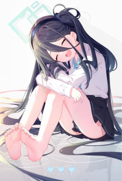 这是一张《蔚蓝档案》的同人原创插画，描绘了角色天童爱丽丝穿着校服白衬衫与黑短裙，光着脚丫蜷缩坐在带有水波纹的平面上，双眼紧闭，脸颊泛红，嘴角微张，露出害羞又娇憨的神情，长发自然垂落，背后的淡青色光环也还原了她在游戏里的学生身份，整体画风柔和清新，氛围软萌治愈。
无双关、谐音梗或暗示类内容。