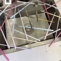 这张图展示了厨房水槽区域散落着大量彩色塑料吸管，吸管杂乱地铺满水槽和上方的滤水架，左上角标注“我：”，暗示这是拍摄者自己造成的混乱场面，应该是拆吸管包装时不慎将所有吸管倒出，呈现出一种手忙脚乱、无奈又略带搞笑的日常翻车场景。