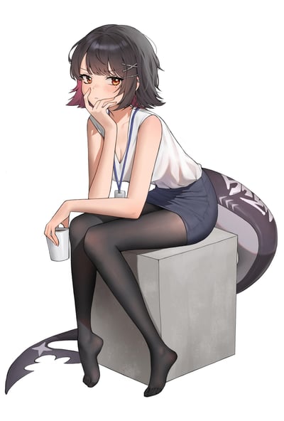 这是一幅原创二次元插画，描绘了一位有着黑短发、粉挑染、蛇尾的职场装扮少女：她穿着无袖白上衣、深色包臀裙与黑丝，脖子挂着带工牌的挂绳，坐在灰色方块上，一只手撑着泛红的脸颊，另一只手拿着纸杯，眼神带着疲惫与无奈，呈现出职场人工作间隙摸鱼休息的倦怠状态。图中无谐音梗、双关或暗示内容。