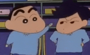 动画场景中，两个穿蓝色衣服的小男孩在储物柜前互动：起初两人亲密拥抱，随后其中一人表情突变显愤怒，用力推开对方，最后抬手做出要打人的动作，另一人则露出惊讶表情。背景是排列整齐的储物柜，柜旁挂着黄色书包，整体氛围从亲昵瞬间转为冲突，充满童趣式的打闹感。