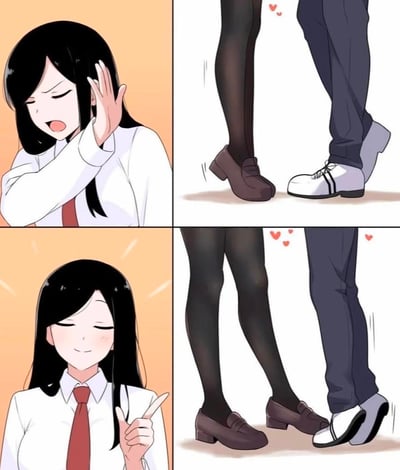 这是一组四格二次元卡通漫画，展现了校园情侣间的趣味小互动：
1. 第一格：穿白衬衫红领带的黑发女学生皱着眉摆手，露出嫌弃的神情；
2. 第二格：女生的脚与男生的脚仅脚尖轻碰，旁边飘着爱心，但这个方式让女生不满；
3. 第三格：女生露出满意的微笑，比出OK的手势；
4. 第四格：女生的脚侧过来与男生的脚完全贴合，爱心数量变多，呈现出甜蜜的氛围。
漫画通过细节对比，表现出情侣间亲密小动作的「正确打开方式」，传递出恋爱里的细腻小甜蜜。