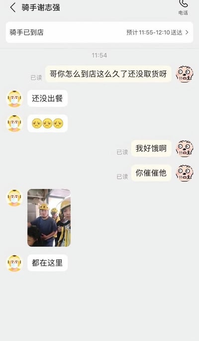 这是一张外卖软件内用户与配送骑手的聊天界面截图，顶部显示对接骑手名为谢志强，当前状态为骑手已到店，预计配送时间为11:55-12:10。聊天记录中，用户首先询问骑手为何到店很久仍未取货，骑手回复称商家还没出餐，同时发送了三个难过的表情。随后用户表示自己非常饥饿，要求骑手催促商家出餐，骑手则发送了一张店内多名佩戴黄色头盔的外卖骑手聚集等待的实拍照片，配文“都在这里”，以此说明并非自己不取货，而是大量骑手都在等待商家出餐，真实反映了点外卖时商家出餐慢的常见痛点，场景诙谐又有共鸣。