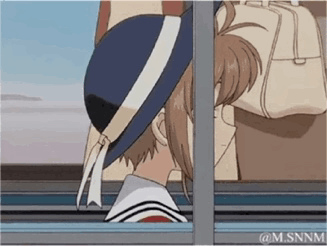 这是一段出自《魔卡少女樱》的动态GIF，画面中木之本樱戴着蓝白相间的帽子，背对着镜头坐在火车窗边，似乎正望向窗外，整体氛围安静又带着一丝怅然，常被用来表达离别、思念或是独自出行时的细腻情绪。
