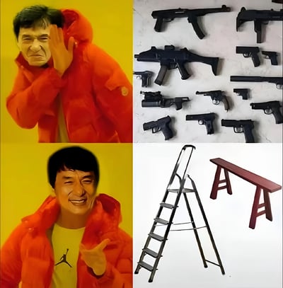 这是一张四格拼接梗图，左上角是成龙穿着红色外套，右手捂脸，表情困惑地看着右上角的一堆枪支；左下角是成龙同样穿着红色外套，但面带微笑，左手做出点赞手势，看向右下角的梯子和板凳。图片通过成龙表情的变化，形成了从困惑到理解/满意的幽默对比效果。