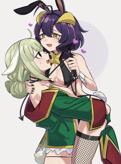 这是一幅基于轻小说及动画《憧憬成为魔法少女》创作的百合向同人插画。画面中紫发兔耳的柊舞缇娜（玛吉雅·贝瑟）身着兔女郎风格的暴露服饰，手持带有爱心装饰的道具，环抱住浅绿发的出云天花（玛吉雅·天蛾），两人近距离贴近互动，周围漂浮着紫色爱心气泡，氛围暧昧甜蜜。柊舞缇娜露出兴奋愉悦、带点挑逗的神情，而出云天花则是惊讶又害羞的模样，呈现出充满张力的百合向互动场景。