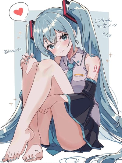 这是一幅二次元虚拟歌手初音未来的同人插画，图中的初音未来有着标志性的蓝绿色双马尾长发，身穿经典的VOCALOID公式服，正抱膝坐姿蜷缩着，一只手轻轻搭在腿上，另一只手抬起露出涂有同色系美甲的脚，脸颊带着淡淡的红晕，眼神温柔又带着一丝害羞，旁边的白色对话气泡里有一颗红心，传递出喜爱的情绪。画面右侧的日文文字写着“初音酱好可爱！！”与日期“2/28”，手臂上印有她的标志性“01 HATSUNE”标识，衣服上也标注有“VOCALOID”字样，整体画风柔和细腻，色彩清新，充满治愈感。