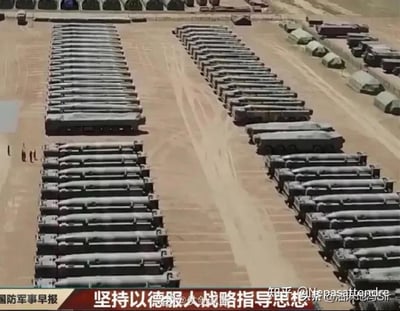 这是一张经过二次创作的搞笑梗图，画面主体是沙漠场地中整齐排列的大量导弹发射车，阵容庞大，左下角的小人凸显出装备的规模感。底部被添加了「坚持以德服人战略指导思想」的字幕，用极具威慑力的军事阵容来反讽「以德服人」，形成强烈的反差幽默，用硬核的方式调侃「讲道理」的说法。