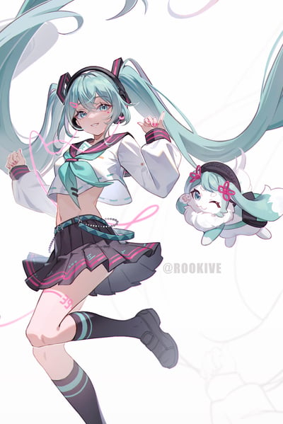 这幅插画的主体是虚拟歌手初音未来，她有着标志性的青绿色双马尾，头戴黑粉配色的耳机，耳机线在身前绕出爱心形状。她身穿露脐款水手服上衣，搭配带有粉蓝装饰线条的深灰色百褶裙，腰间系着带链条的腰带，袜子采用不对称设计，左腿大腿处印有粉色的“39”字样（对应初音未来的谐音“miku”）。初音未来摆出活泼的抬手姿势，身体呈跳跃姿态，脸上带着开心的笑容，指甲也涂成了粉色，整体造型元气满满。在她的右侧，是一个Q版的毛茸茸初音形象，戴着同款风格的头饰，一只眼睛俏皮wink，另一只眼睛明亮有神，同样有着青绿色的双马尾，造型软萌可爱。画面背景为纯白色，突出了两个角色，右下角带有画师@ROOKIVE的水印，整体画风清新明快，线条流畅，色彩搭配和谐，充满活力。