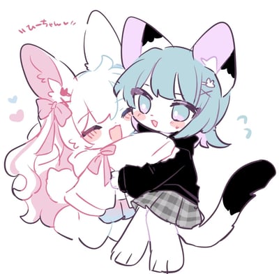 这是一幅Q版风格的furry向插画，画面里两个拟人化的猫耳角色正亲密拥抱：左侧是粉白渐变长发、粉色内耳的猫耳角色，闭着眼睛，脸上带着甜甜的笑意，主动贴近对方；右侧是蓝灰色短发、黑白色外耳+淡紫色内耳的猫耳角色，睁着浅蓝紫色的眼睛，露出惊喜又开心的表情。画面左上角有日文「ひひーちゃん♥」，是角色间的亲昵称呼，旁边还有小爱心点缀，整体画风软萌柔和，充满治愈感，传递出亲密友爱的氛围。