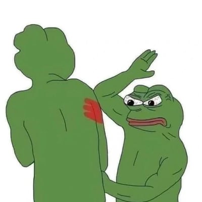 这是一张基于经典表情包角色佩佩蛙（Pepe the Frog）的二次创作梗图。画面中一只佩佩蛙背对着镜头，另一只眼神狡黠、表情搞怪的佩佩蛙正抬手往它的背上拍去，已经在同伴的背上留下了一个清晰的红色掌印，呈现出恶作剧整蛊的趣味场景。图中没有双关、谐音梗或暗示内容，单纯通过表情包角色的动作传递搞怪的氛围。
