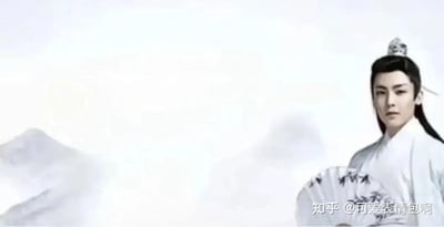 图片展示了演员侯明昊的古装造型，他身着飘逸的白色长袍，头戴精致发冠，手持一把绘有墨竹图案的折扇，背景是朦胧的山水云雾，整体呈现出典型的古风仙侠气质。人物表情冷峻，眼神坚定，站姿挺拔，尽显古典雅致的
