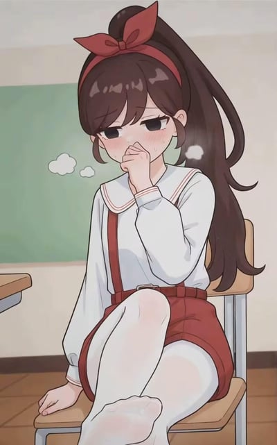 一幅二次元风格的插画，描绘了一位坐在教室椅子上的少女。她有着棕色的长发，扎着高马尾，头上戴着红色的蝴蝶结发箍。身穿白色带红色领边的衬衫和红色背带短裤，搭配白色长袜。少女正用右手捂住嘴巴，脸颊泛红，眼神低垂，表情显得有些害羞和尴尬，周围有几缕表示紧张的汗珠线条。背景中可以看到绿色的黑板和教室的墙壁，营造出校园的氛围。