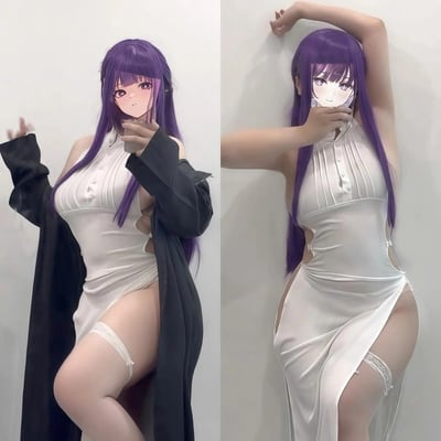 左右对比图展示了一位穿着白色连衣裙和紫色假发的cosplayer。左侧图片中，人物披着黑色外套，右手拿着手机，左手抬起，摆出拍照姿势。右侧图片中，人物没有穿外套，右手举过头顶，左手拿着手机放在脸前，展示出连衣裙的侧面开叉设计。两张图片中人物的面部都被替换成了动漫风格的脸，有着紫色的眼睛和红晕。