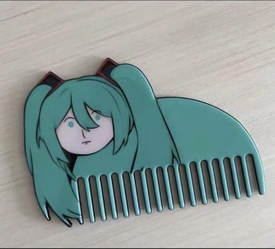 这是一款将虚拟歌手初音未来的形象与日常用品梳子结合的创意周边产品。产品把初音未来标志性的蓝绿色长发部分巧妙设计成梳子的梳齿区域，初音的脸部和双马尾则位于梳子的一侧，整体造型让初音的“头发”与梳齿融为一体，既保留了角色的辨识度，又赋予了梳子趣味十足的二次元风格，是针对二次元爱好者设计的趣味实用产品，图中没有双关、谐音梗等内容。