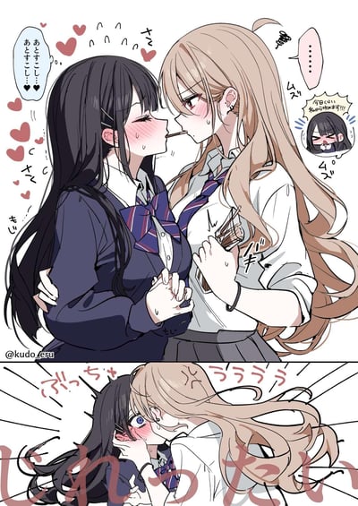 这是一幅百合向原创校园短篇漫画，分为上下两格。上格中，黑发女高中生和金发女高中生身着日式校服玩Pocky游戏，两人都满脸通红、紧张冒汗，黑发女生内心还在默念“还要这样...还要这样...”，旁边的小对话框里是她之前放话“今天一定要主动进攻！！！”的样子，反差感十足；下格中金发女生忍不住捧住黑发女生的脸直接吻了上去，画面充满了少女间青涩又热烈的暧昧氛围，甜度拉满。