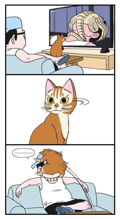 这是一则三格搞笑连环漫画，第一格中，一位戴眼镜的男生正坐在沙发上观看电视，电视播放的是《异形》系列里抱脸虫附在人类脸上的经典恐怖场景，一只橘猫蹲在电视柜上，和男生一同盯着电视画面；第二格是橘猫的特写，它回头看向镜头，眼神透露出一丝狡黠的意味；第三格中，橘猫跳到男生的头上，模仿抱脸虫的姿势紧紧“贴”在男生脸上，男生被这突如其来的整蛊弄得一脸无语，只发出了代表无语的省略号气泡。漫画通过将猫咪的调皮行为与经典恐怖电影名场面结合，制造出反差感十足的搞笑效果。