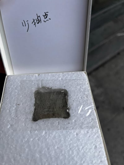 这是一个充满巧思的劝戒烟创意内容，将抽烟后的烟灰放置在带有泡沫内衬的礼盒中，在礼盒盖子的内侧手写了“少抽点”的字样，用类似赠送礼物的形式，传递出对抽烟者的关心与劝诫，形式新颖暖心，没有双关、谐音梗等内容。