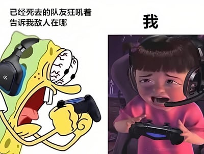这是一张左右对比的游戏梗图，左侧是海绵宝宝戴着耳机、拿着游戏手柄，眼睛瞪大、嘴巴大张，配文'已经死去的队友狂吼着告诉我敌人在哪'；右侧是一个戴着耳机的小男孩同样拿着游戏手柄，表情困惑无助，配文'我'。图片幽默地表现了游戏中队友过度指挥与自己实际操作时的反差。