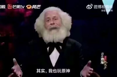 图片中是一位身着黑色西装、戴着领结的老者，他有着长长的白色头发和胡须，表情严肃庄重，双手摊开做出讲话的姿态。图片最引人注目的是底部的字幕："其实，我也玩原神"。这种历史人物形象与现代游戏的结合产生了强烈的反差萌和幽默感。
