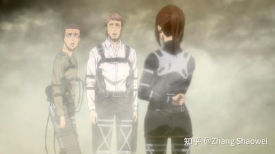 画面展示了《进击的巨人》中的三名调查兵团成员，身处弥漫着灰白色烟雾的场景中。左侧为一名短发男性，身着绿色调查兵团制服，表情惊讶；中间是一位留着棕色短发和胡须的男性，穿着白色衬衫外搭调查兵团装备，神情凝重；右侧角色背对着镜头，棕色长发扎成马尾，身着黑色带有白色纹路的战术服，双手背在身后。三人似乎正处于某种紧张或关键的剧情节点，背景的烟雾增强了场景的压迫感和氛围感。